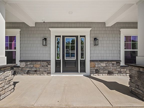 4th image of 767 Old Country Rd