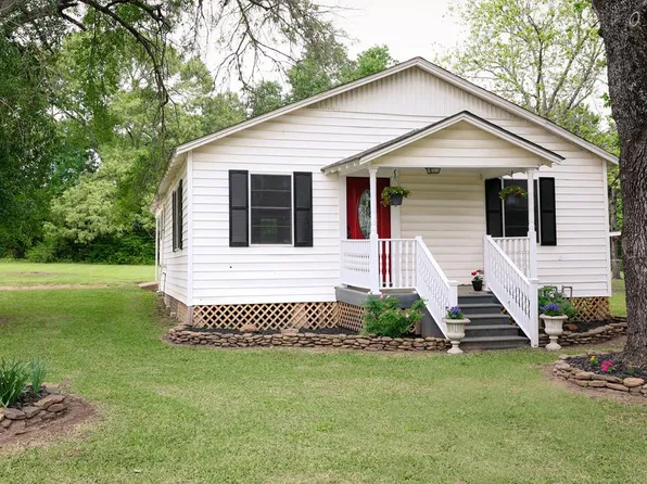 109 Montgomery St, Elkhart, TX 75839