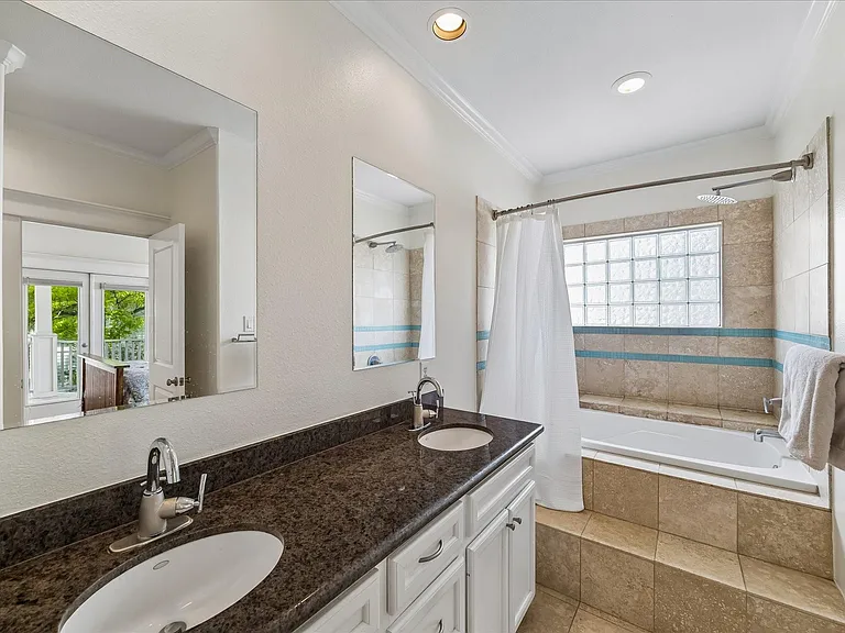 315 W 15th St — Photo 14