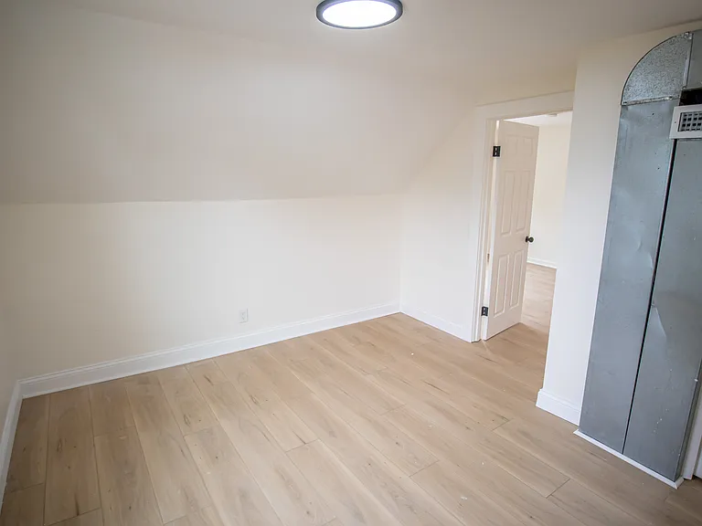 9105 Bancroft Ave — Photo 32