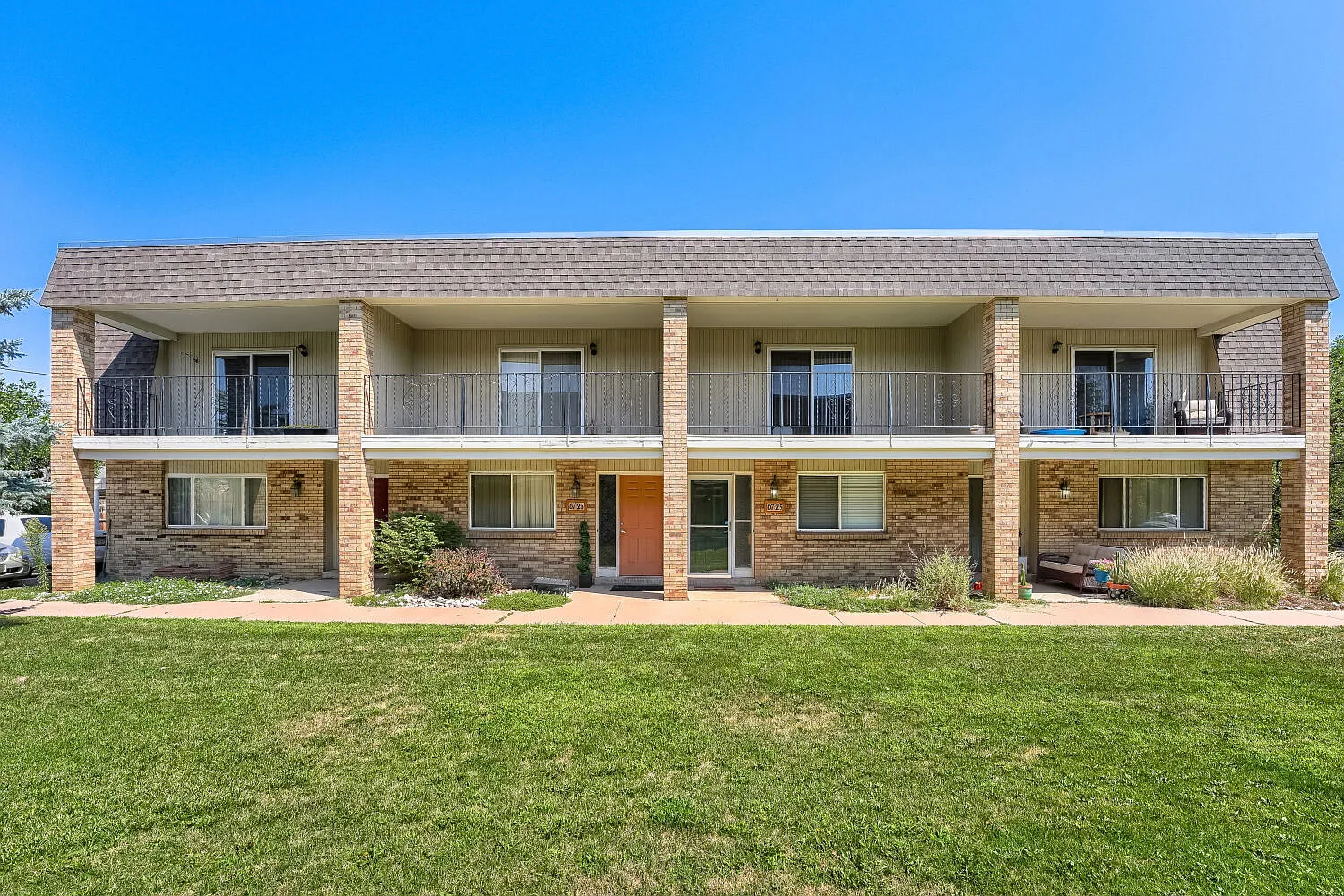 3 bed, 2.5 bath, 1292 sqft, $2,100 — Photo 2
