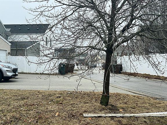 4th image of 372 Main St