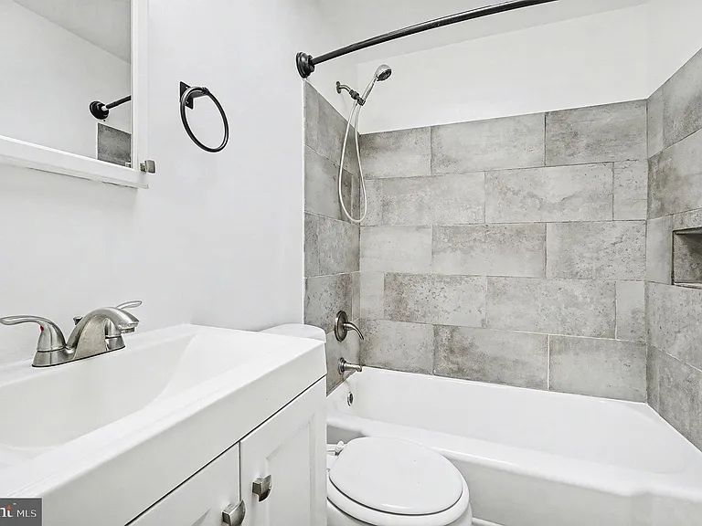 828 Saint Dunstans Rd — Photo 13