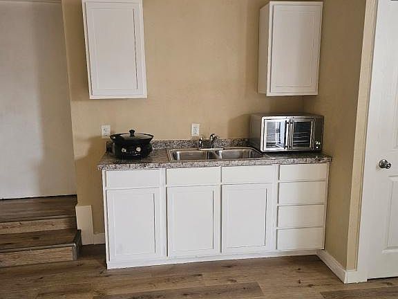 4th image of 4268 Barbara Way NE