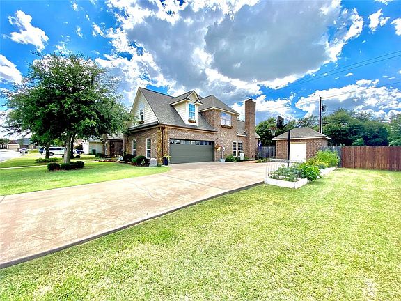 2nd image of 745 Bluebonnet Dr