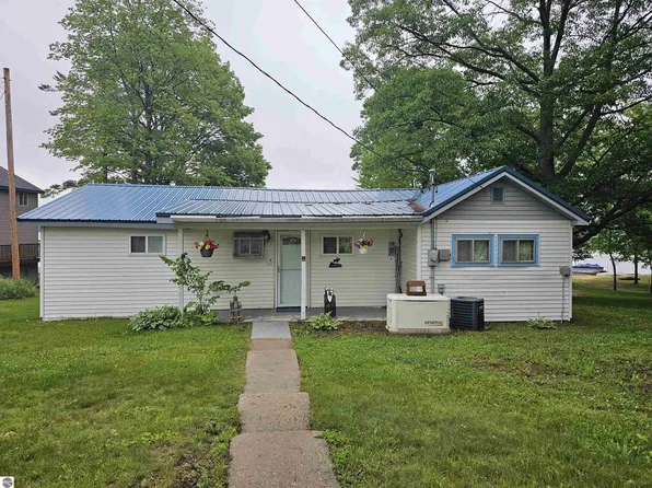 662 N Lakeview Dr, Hale, MI 48739