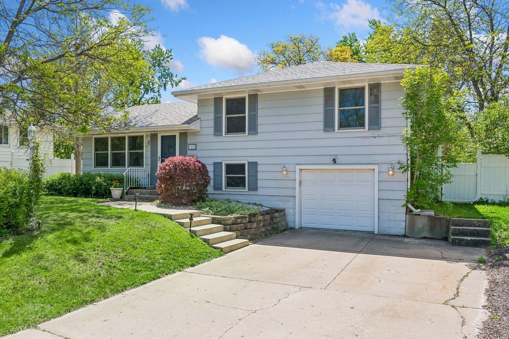 2350 Wellswood Curv, Bloomington, MN - View 2