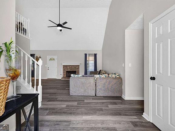 5th image of 75 Pebble Ln