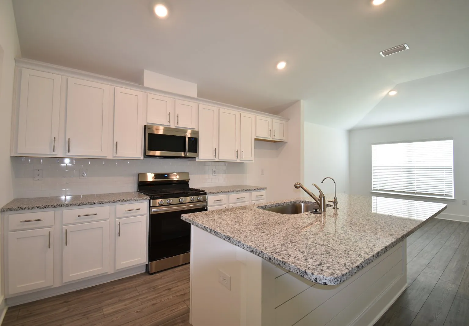 3 bed, 2.0 bath, 1573 sqft, $2,200 — Photo 2