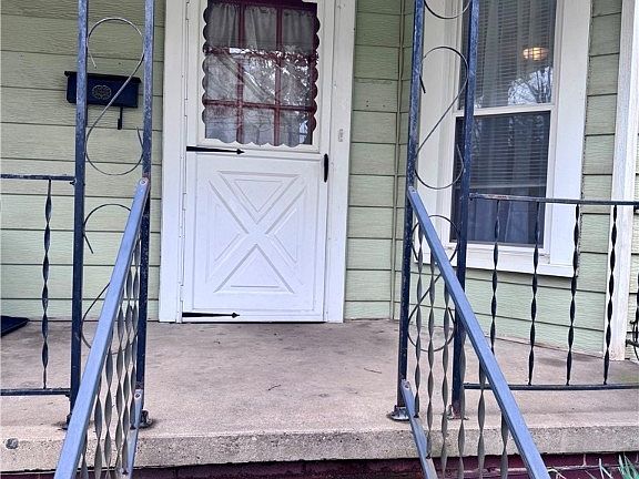 2nd image of 501 Warren St