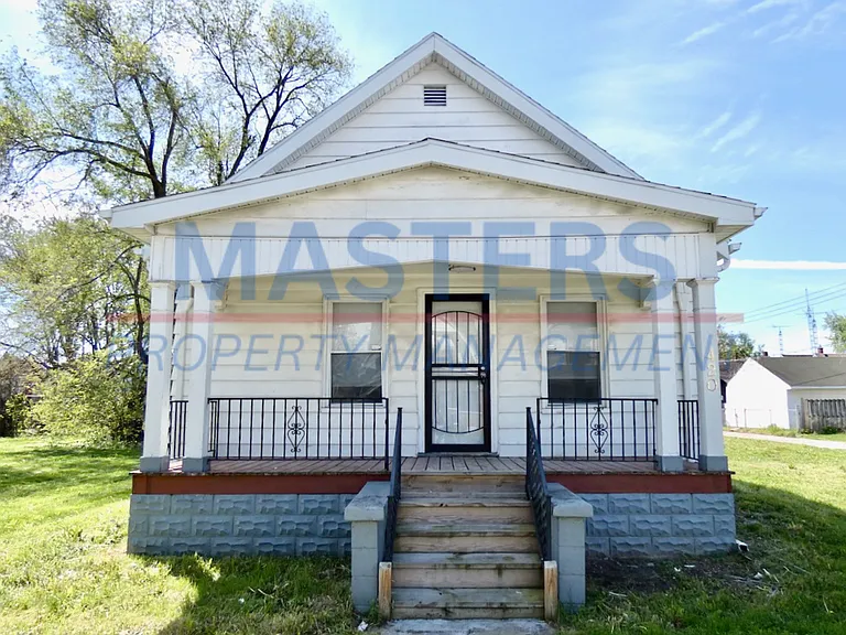 420 Everett St — Photo 1
