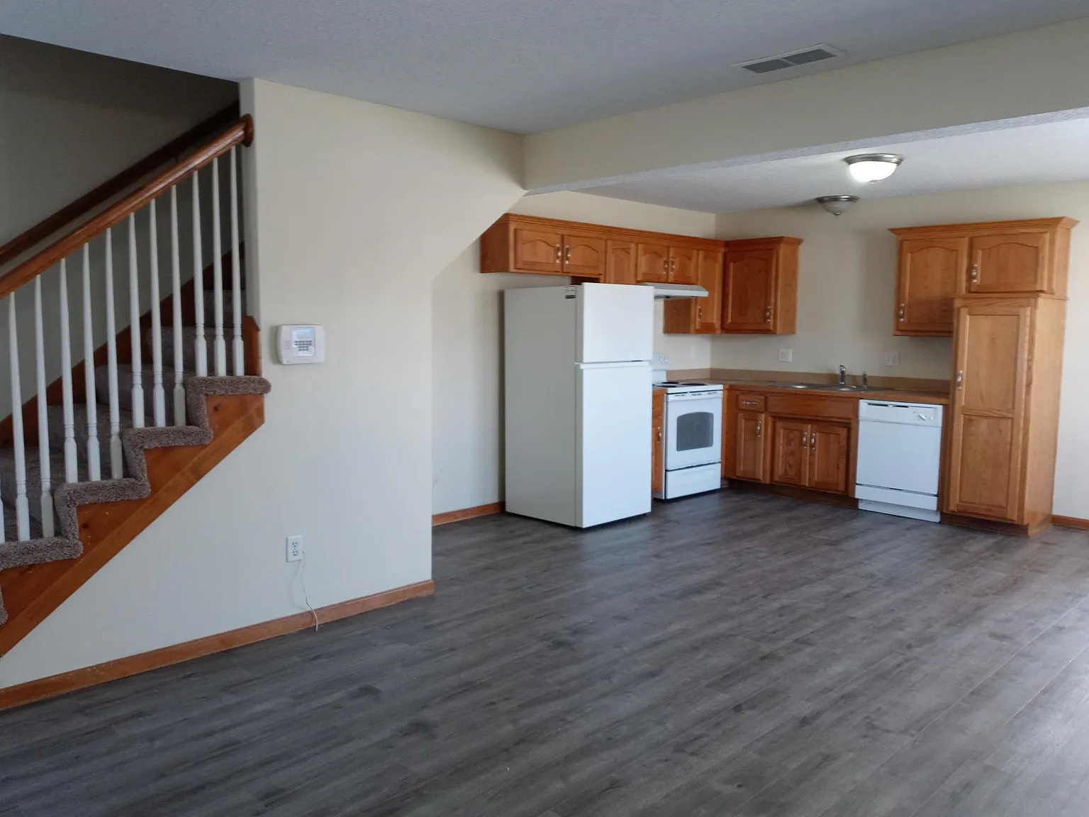 3 bed, 2.5 bath, 1395 sqft, $1,685 — Photo 3