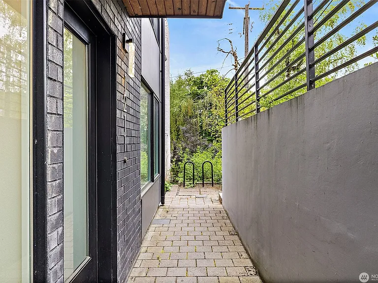 1211 E Mercer St — Photo 10