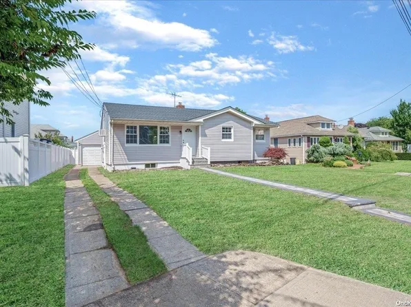 55 Clinton Avenue, Farmingdale, NY 11735