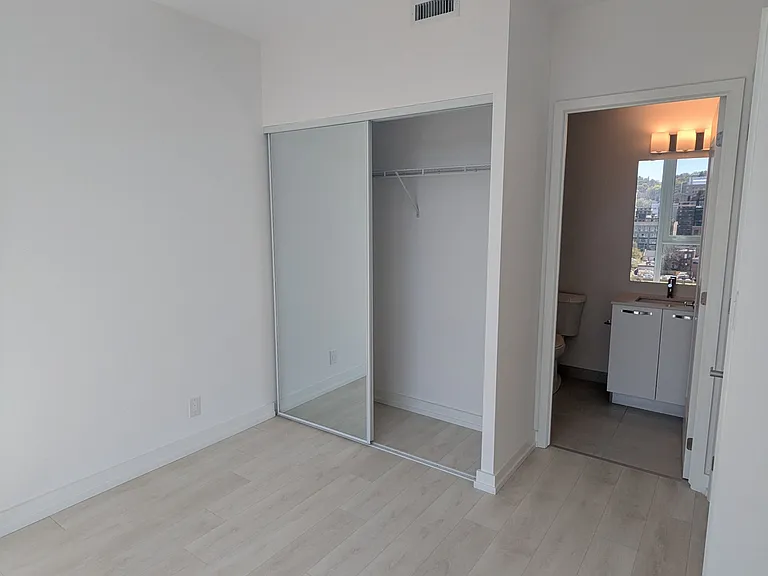 75 James St S #1014 — Photo 9