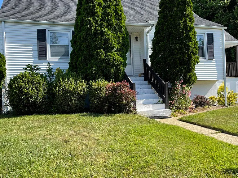 17 Clarence Ave — Photo 2