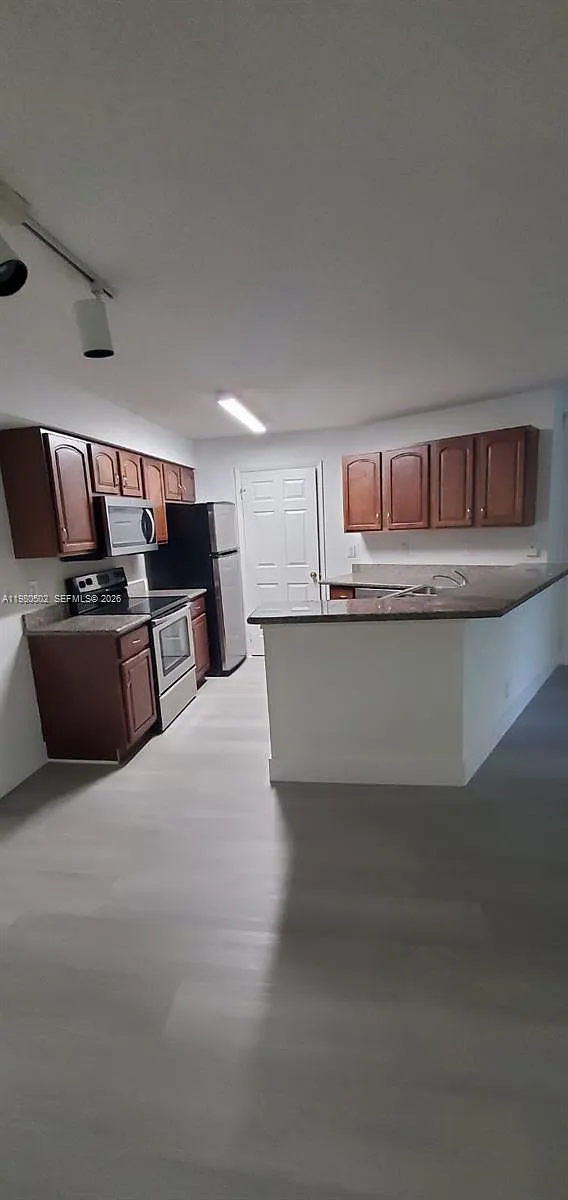Building Photo - 9999 Summerbreeze Dr #904