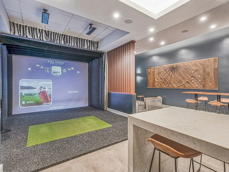 Lone star suite with virtual golf simulator
