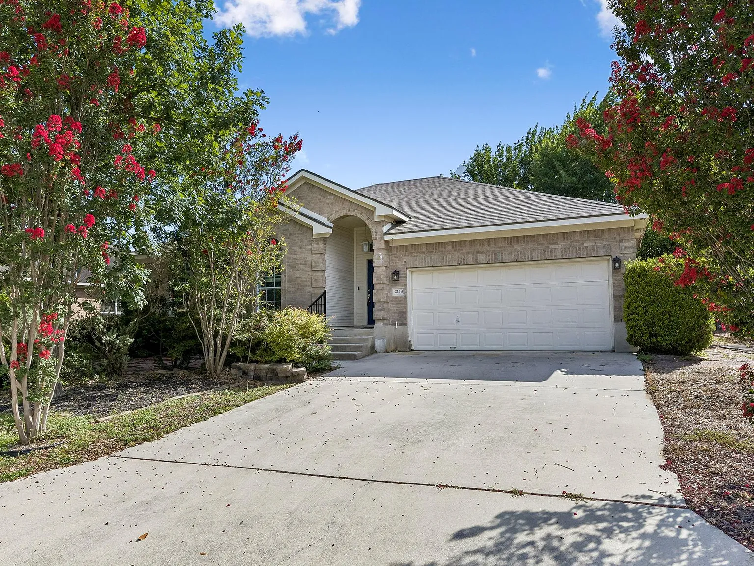 4 bed, 2.0 bath, 1994 sqft, $2,000 — Photo 2