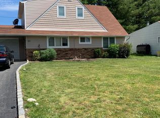 21 Sleepy Ln, Hicksville, NY 11801