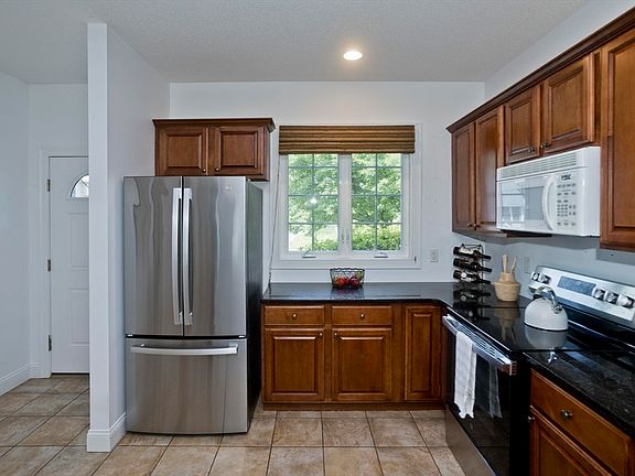 4th image of 102 Lyman St