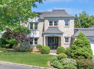 51 Fairway Dr, Manhasset, NY 11030