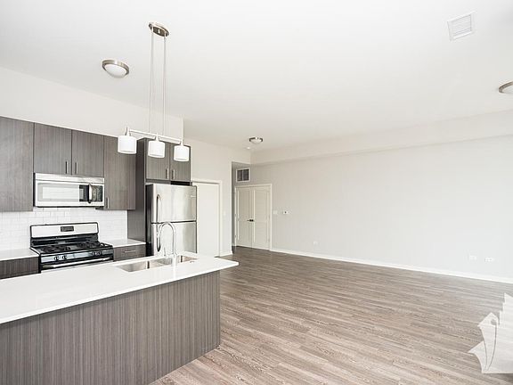 3rd image of 1546 W North Ave #404