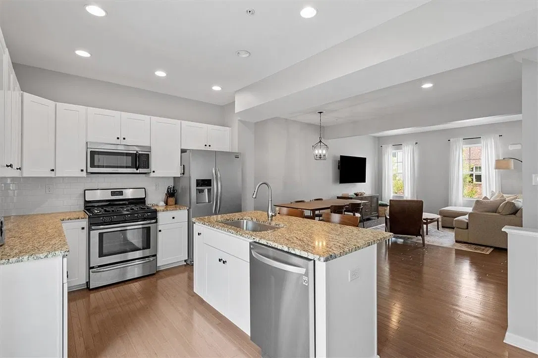 3 bed, 2.5 bath, 1650 sqft, $2,275 — Photo 3