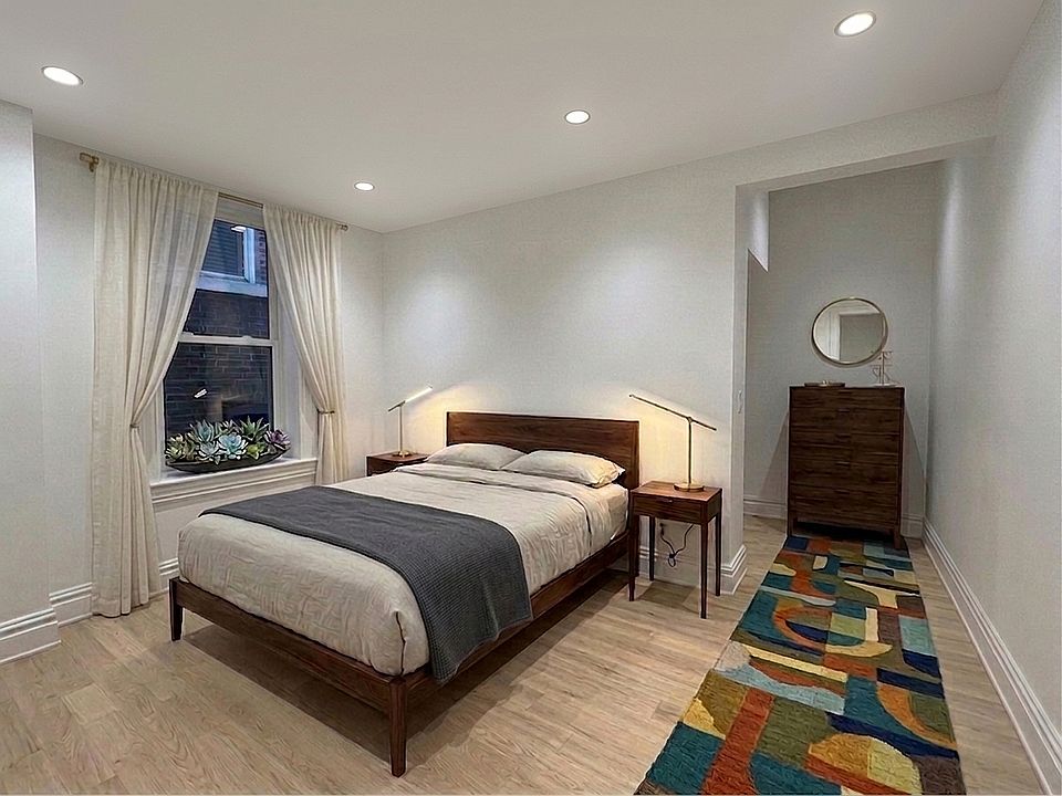 1f bedroom with walk-in closet