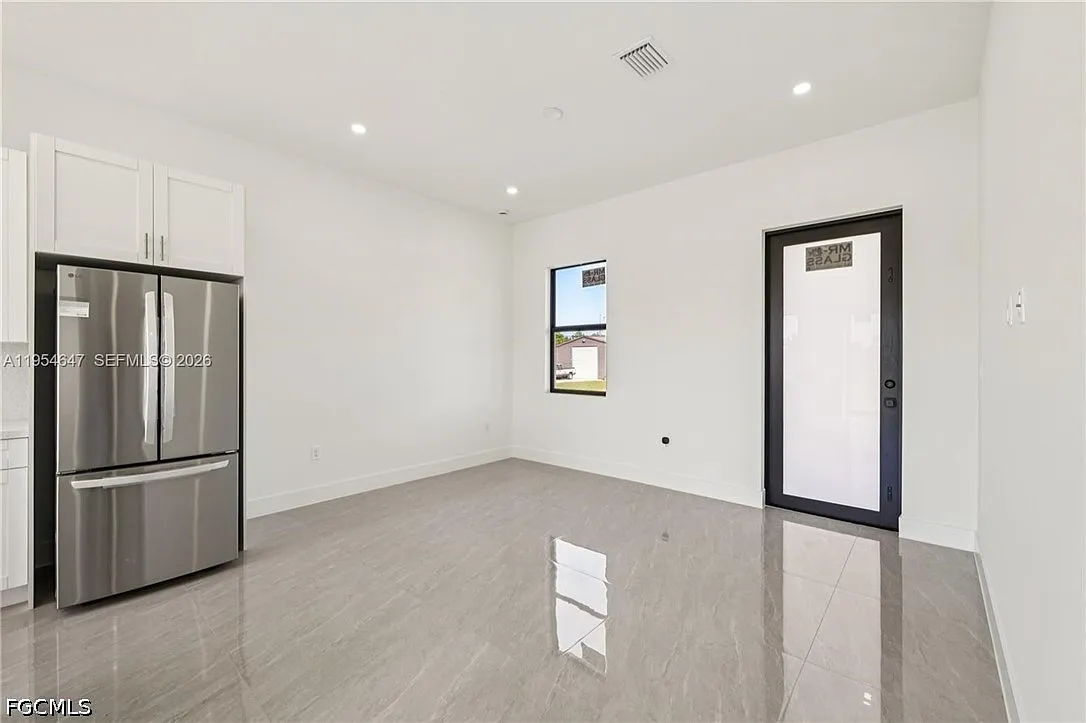 3 bed, 3.0 bath, 1061 sqft, $1,995 — Photo 4