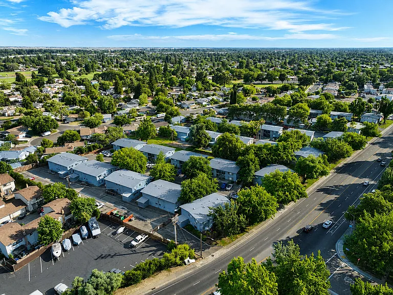Gold Crossing Apartments — Photo 18