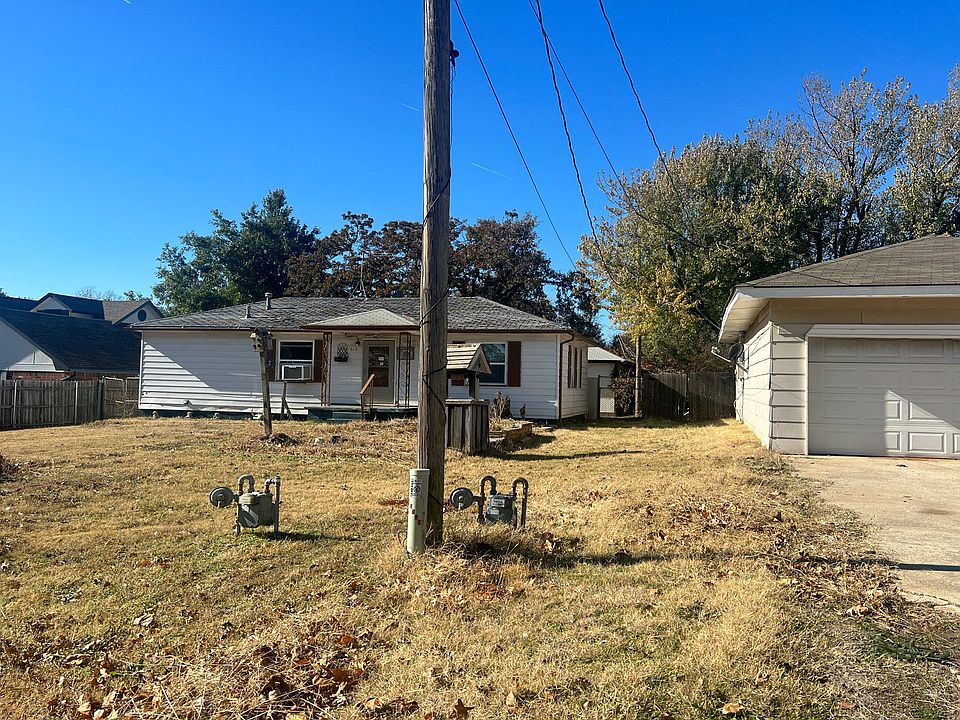 2nd image of 615 N White Oak Ave