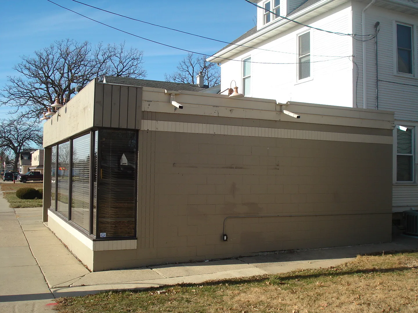 1002 Burr — Photo 2