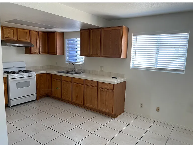 132 W Glendon Way #B — Photo 5