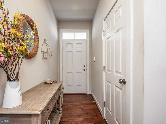 4th image of 107 Woodstream Cir