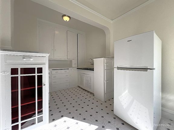 4th image of 1830 Beach St APT 5
