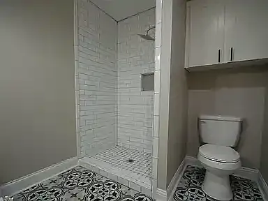 Master bedroom en-suite bathroom