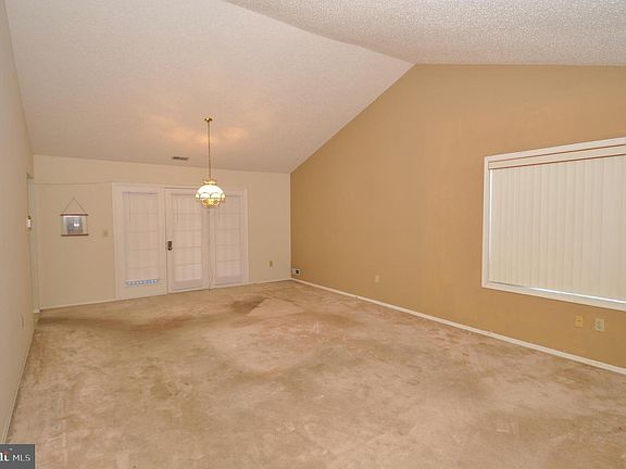 3rd image of 304 Wagon Wheel Cir