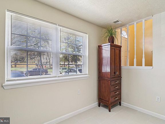 5th image of 1050 Dorset Dr