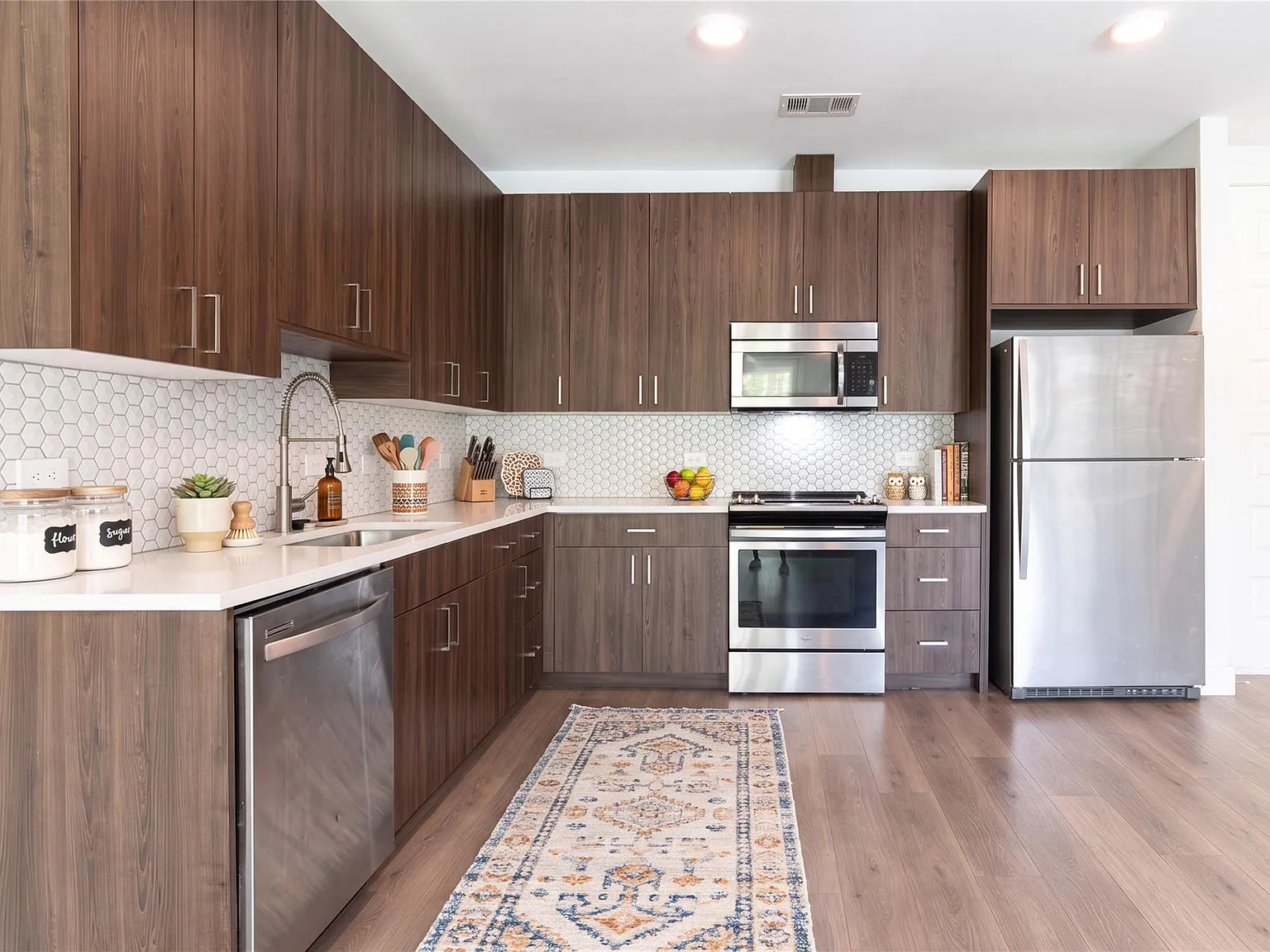 Studio, 1.0 bath, 583 sqft, $1,590 — Photo 2