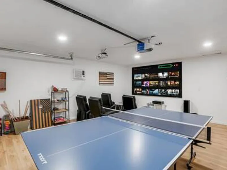 Darvany Dr — Photo 31