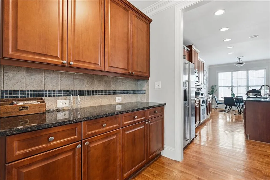 3 bed, 3.5 bath, 2389 sqft, $3,300 — Photo 4