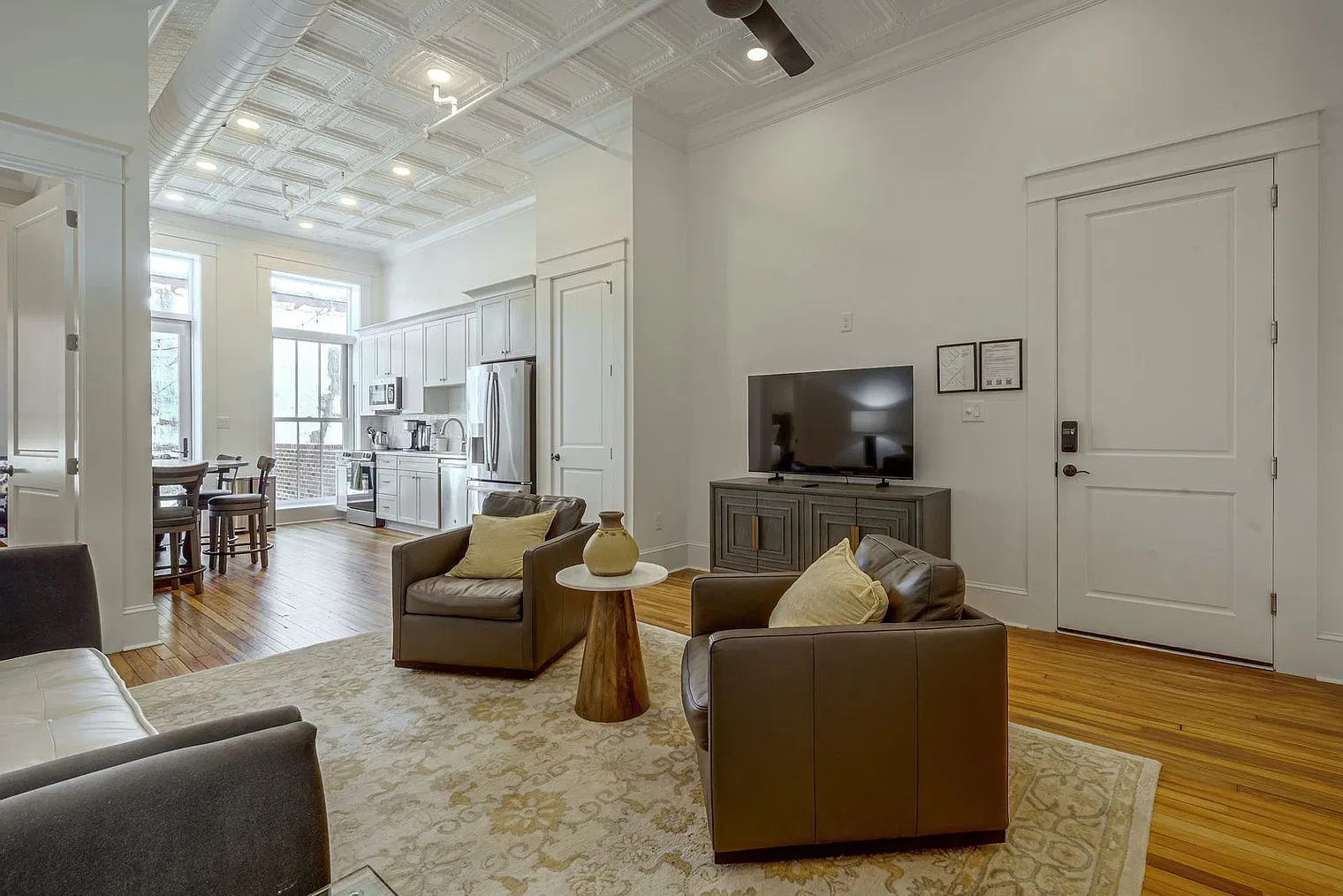 2 bed, 2.0 bath, 1431 sqft, $6,370 — Photo 4
