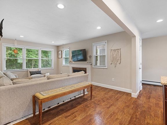4th image of 19 Richard Ave
