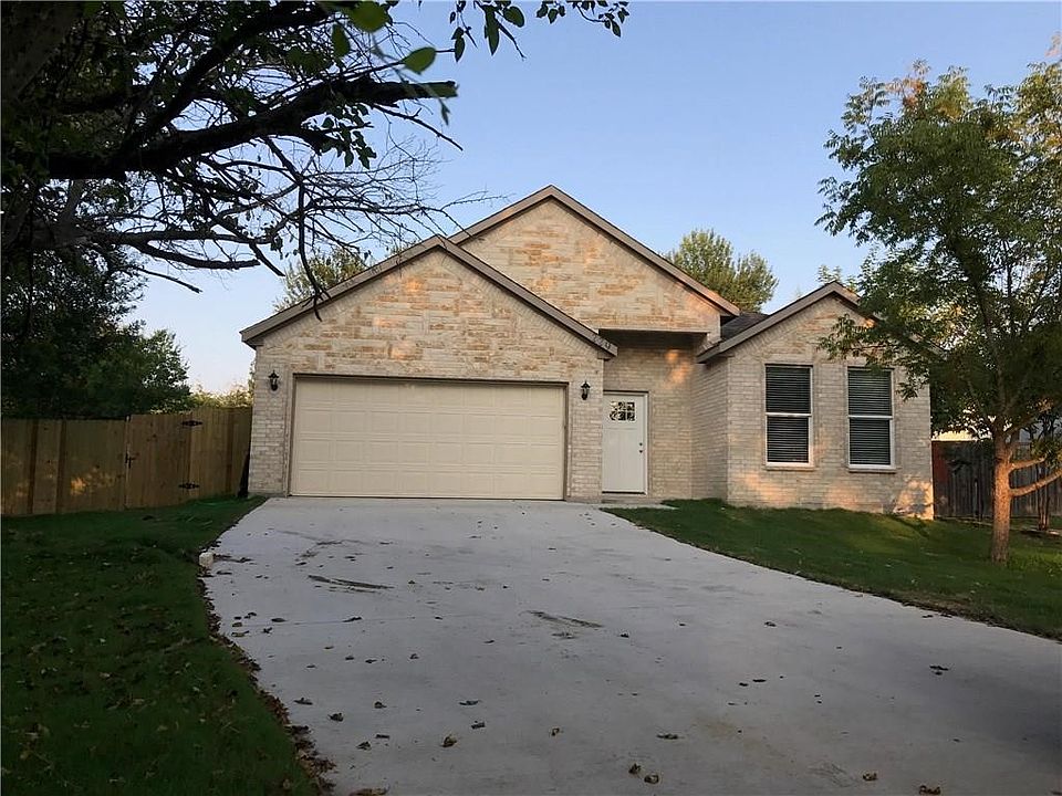 1st image of 229 Valerie Pl