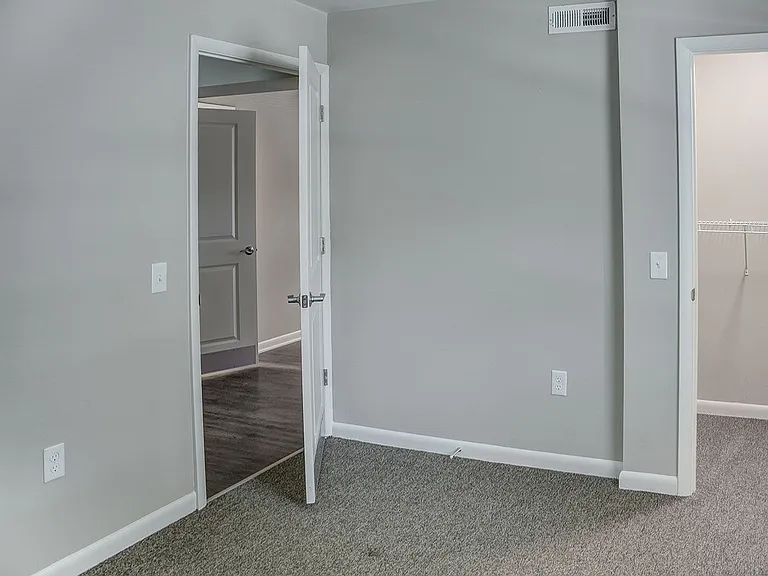 Bell Diamond Manor — Photo 12