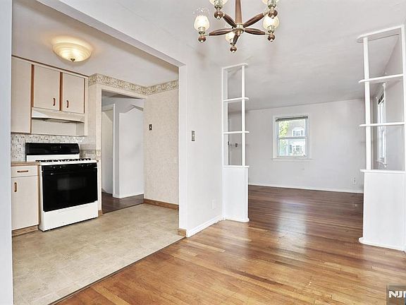 5th image of 110 Canterbury Ave