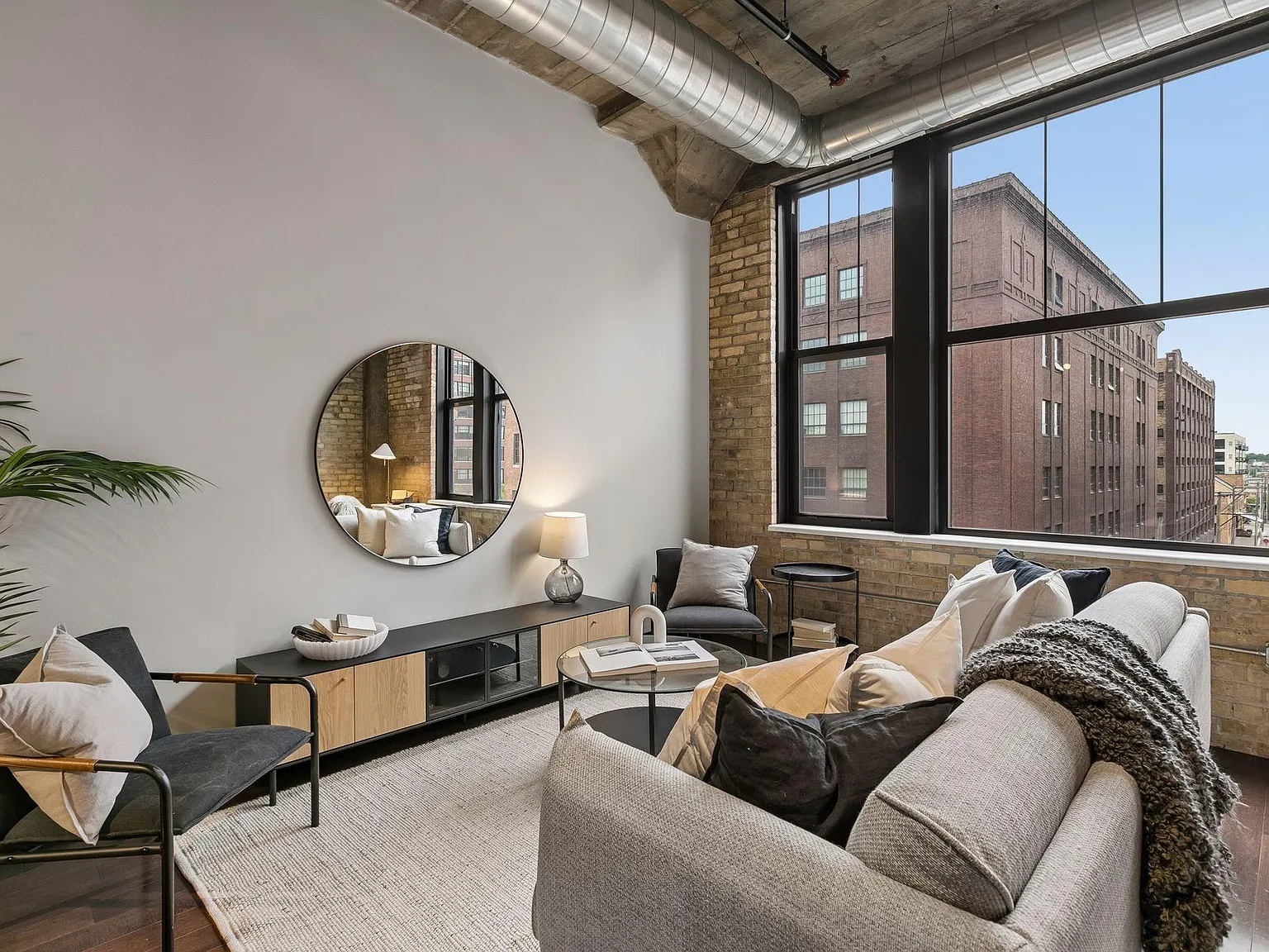 1 bed, 1.0 bath, 670 sqft, $1,950 — Photo 3