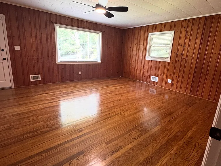 438 N Main St — Photo 2