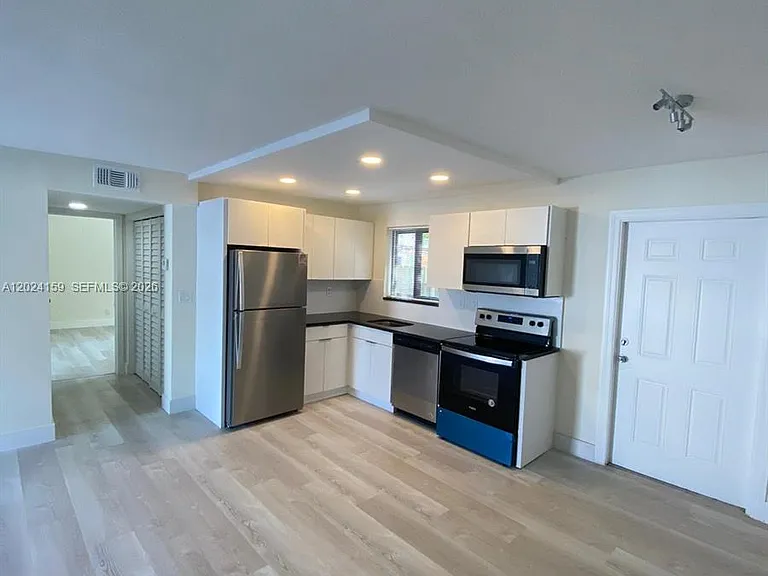 615 NE 26th St #7 — Photo 2